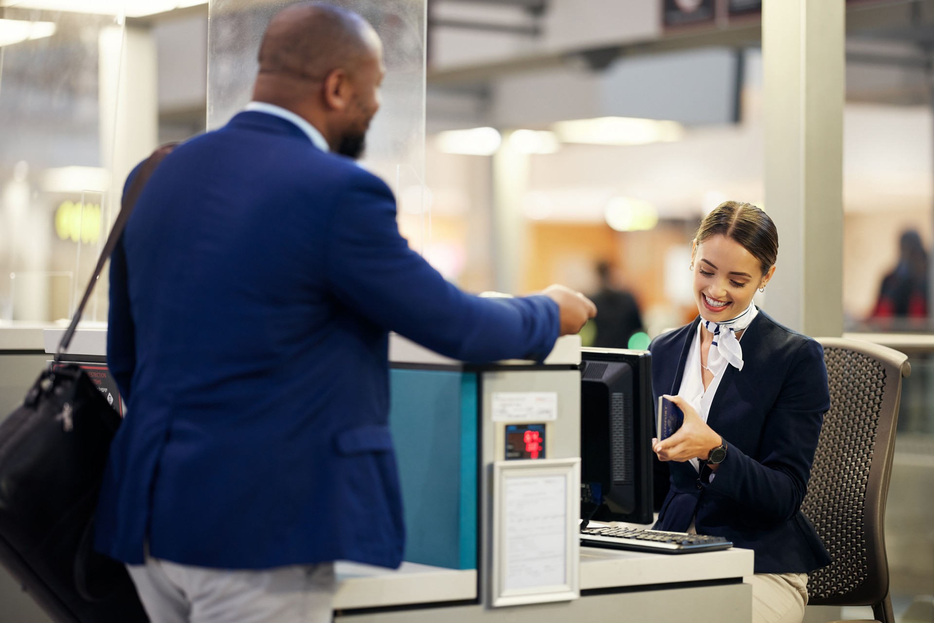 Homme d’affaires, assistant d’aéroport et de passagers vérifiant les documents de passeport pour l’enregistrement au comptoir du terminal. Voyageur noir et agent de service dans la sécurité des voyages ou l’immigration pour le contrôle aérien